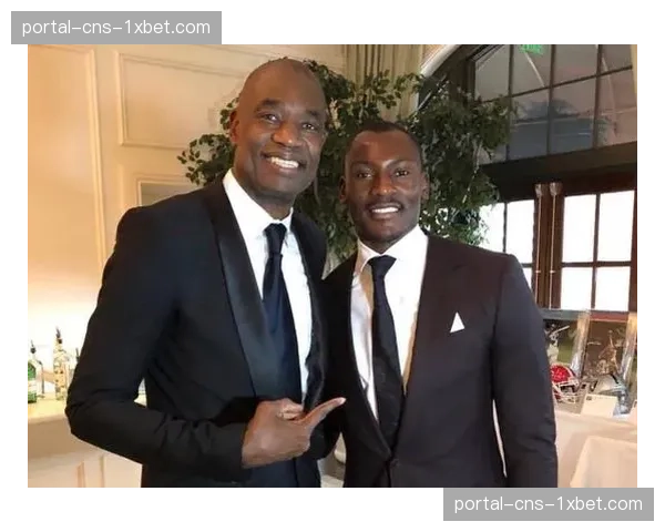 更衣室一瞥:老将克里斯·保罗带领年轻黄蜂队员赛后复盘录像。 更衣室一瞥:老将克里斯·保罗带领年轻黄蜂队员赛后复盘录像。